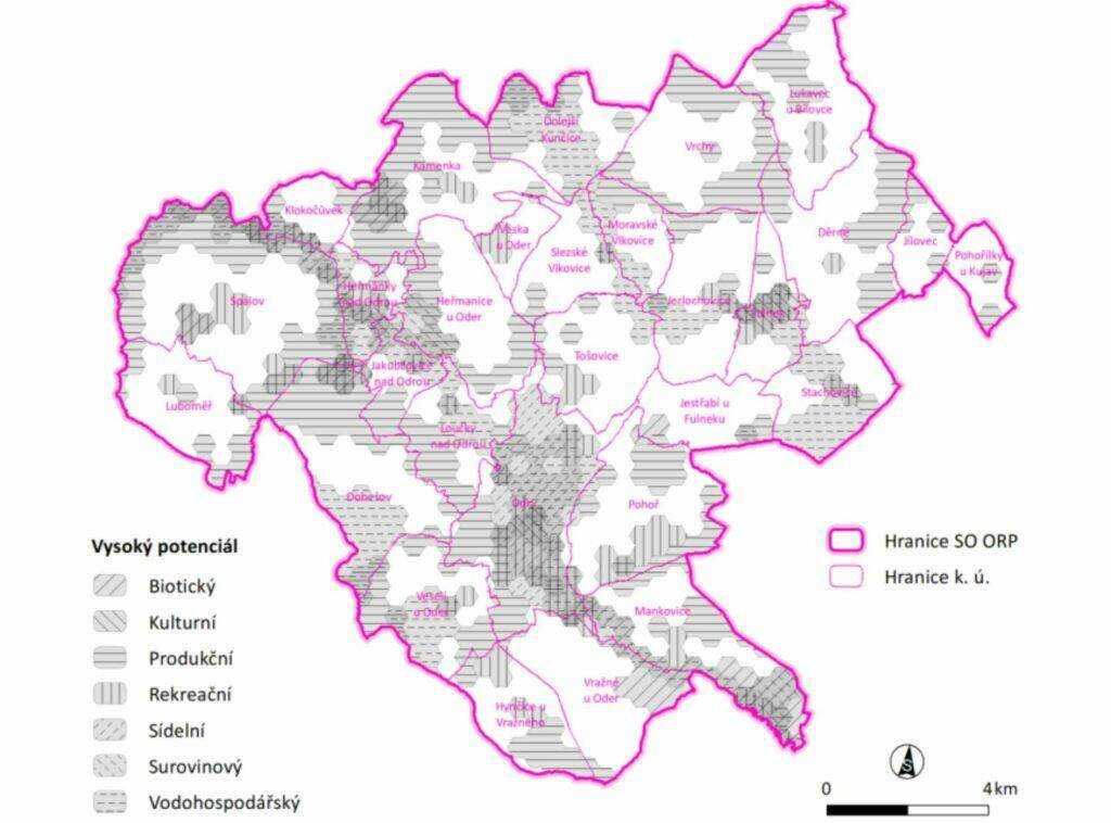 Mapa vysokého potenciálu v ORP Odry zobrazuje oblasti s různými typy potenciálů, označené šrafováním. Typy potenciálů zahrnují biotický, kulturní, produkční, rekreační, sídelní, surovinový a vodohospodářský. Každý typ je znázorněn jiným stylem šrafování. Hranice ORP jsou vyznačeny výraznou růžovou barvou, přičemž hranice katastrálních území jsou jemnější. Mapa slouží k identifikaci oblastí s vysokým potenciálem pro specifické využití v různých kategoriích, což je klíčové pro další plánování a ochranu krajiny v územní studii.