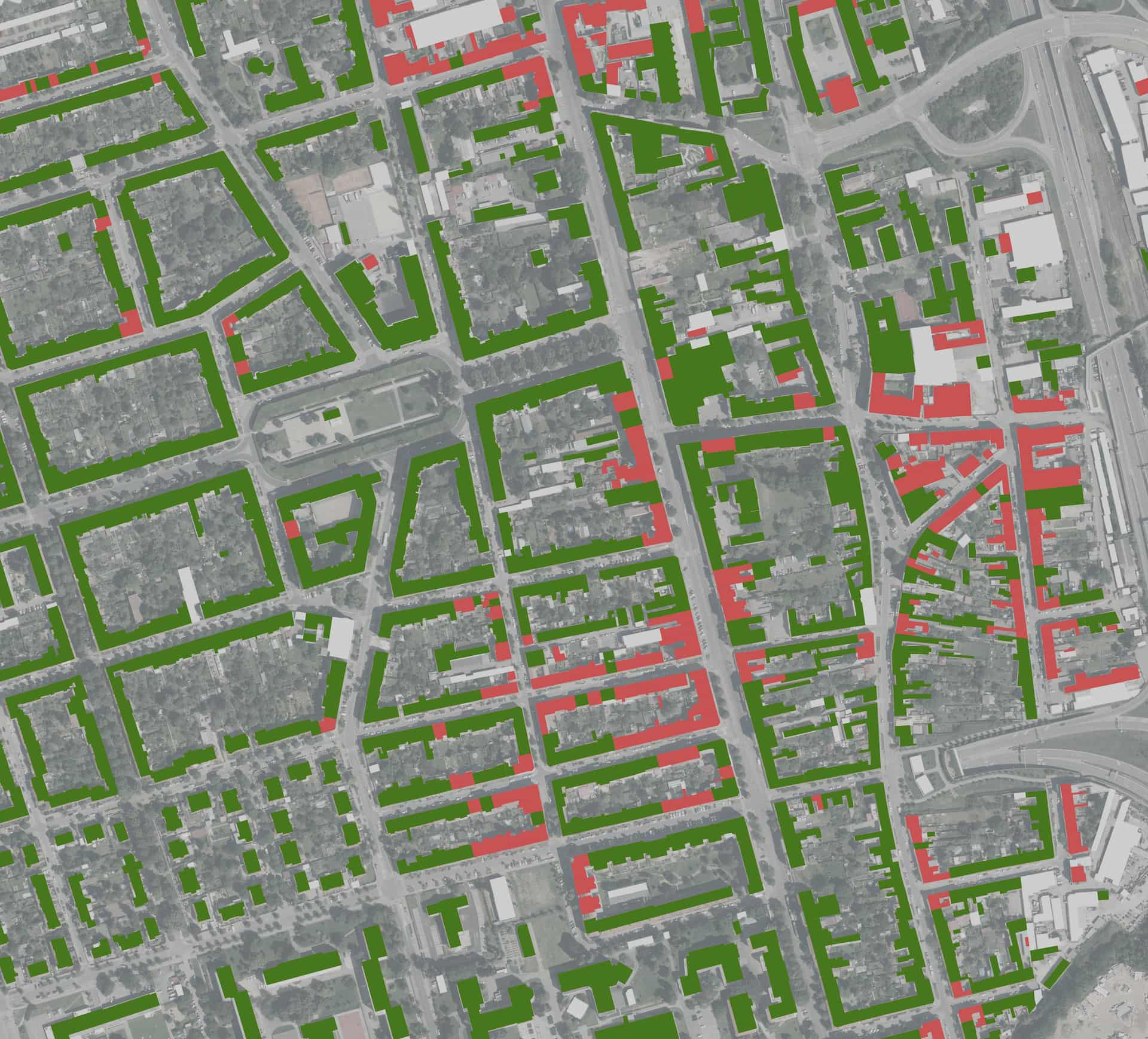 Mapa městské oblasti zobrazující domy z ptačí perspektivy, kde zelené domy splňují pravidlo 3-30-300, tedy mají přístup k alespoň třem stromům, 30% zelené plochy v okolí a nacházejí se do 300 metrů od veřejného parku. Červené domy toto pravidlo nesplňují, což vizualizuje nerovnoměrné rozložení přístupné zeleně v městském prostředí.