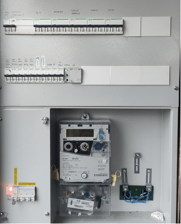 Moderní elektroměrový rozvaděč s nově osazeným průběhovým elektroměrem v distribuční síti EGD, připravený pro sdílení elektřiny. Elektroměr je plně vybaven pro přesné měření odběru a dodávky elektrické energie, s viditelným zapojením vodičů a ochranných prvků. Systém umožňuje efektivní sledování spotřeby a sdílení elektřiny v rámci energetického společenství.