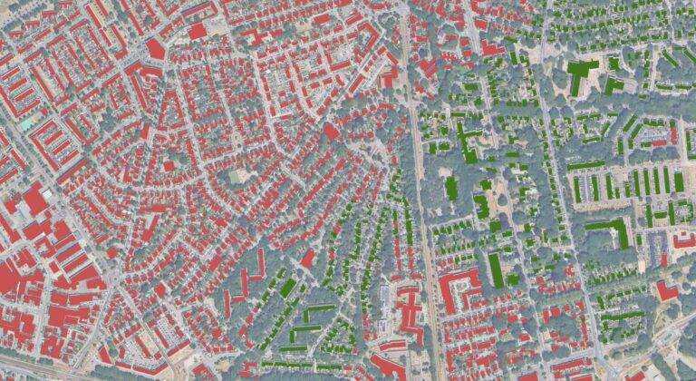 Letecká mapa městské oblasti s vyznačenými budovami v červené barvě a zelenými plochami odpovídajícími vegetačnímu pokrytí. Barevná segmentace ukazuje rozdíly v urbanistické struktuře – levá část mapy s hustou zástavbou a minimem zeleně kontrastuje s pravou částí, kde je více vegetace. Tato vizualizace je součástí hodnocení pravidla 30 % zeleně v městském plánování, které pomáhá identifikovat oblasti s nedostatečnou zelenou infrastrukturou.