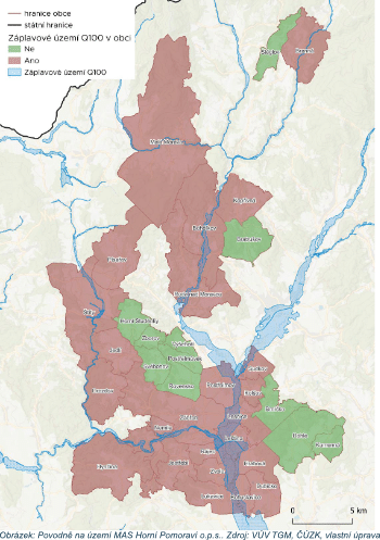 Mapa území řešeného v SECAP s vyznačením obcí a záplavového území Q100. Obce jsou barevně rozlišeny podle toho, zda na jejich území zasahuje záplavové území Q100 (zelená barva: ano, hnědá barva: ne). Modře jsou vyznačeny toky a samotné záplavové území Q100. Mapa zahrnuje hranice obcí a státní hranice, s měřítkem 5 km.